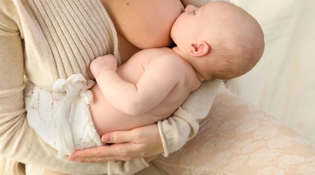 روش صحیح گرفتن نوزاد و شیر دادن به او